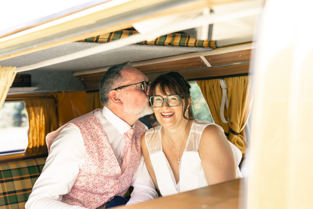 Photographe de mariage en Vendée capturant un moment d’émotion entre les mariés lors de leur cérémonie